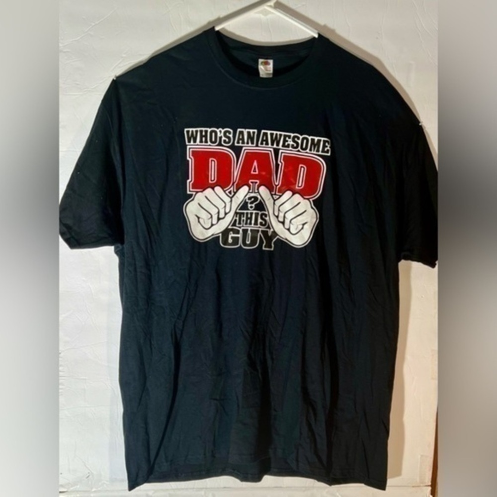 FRUIT OF THE LOOM WHO’S AN AWESOME DAD? THIS GUY T-SHIRT SIZE 2XL BLACK & WHITE